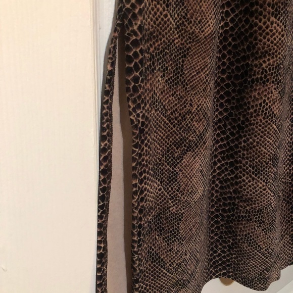 Gorgeous Two piece Velour Outfit! Top & Skirt! - Picture 4 of 4